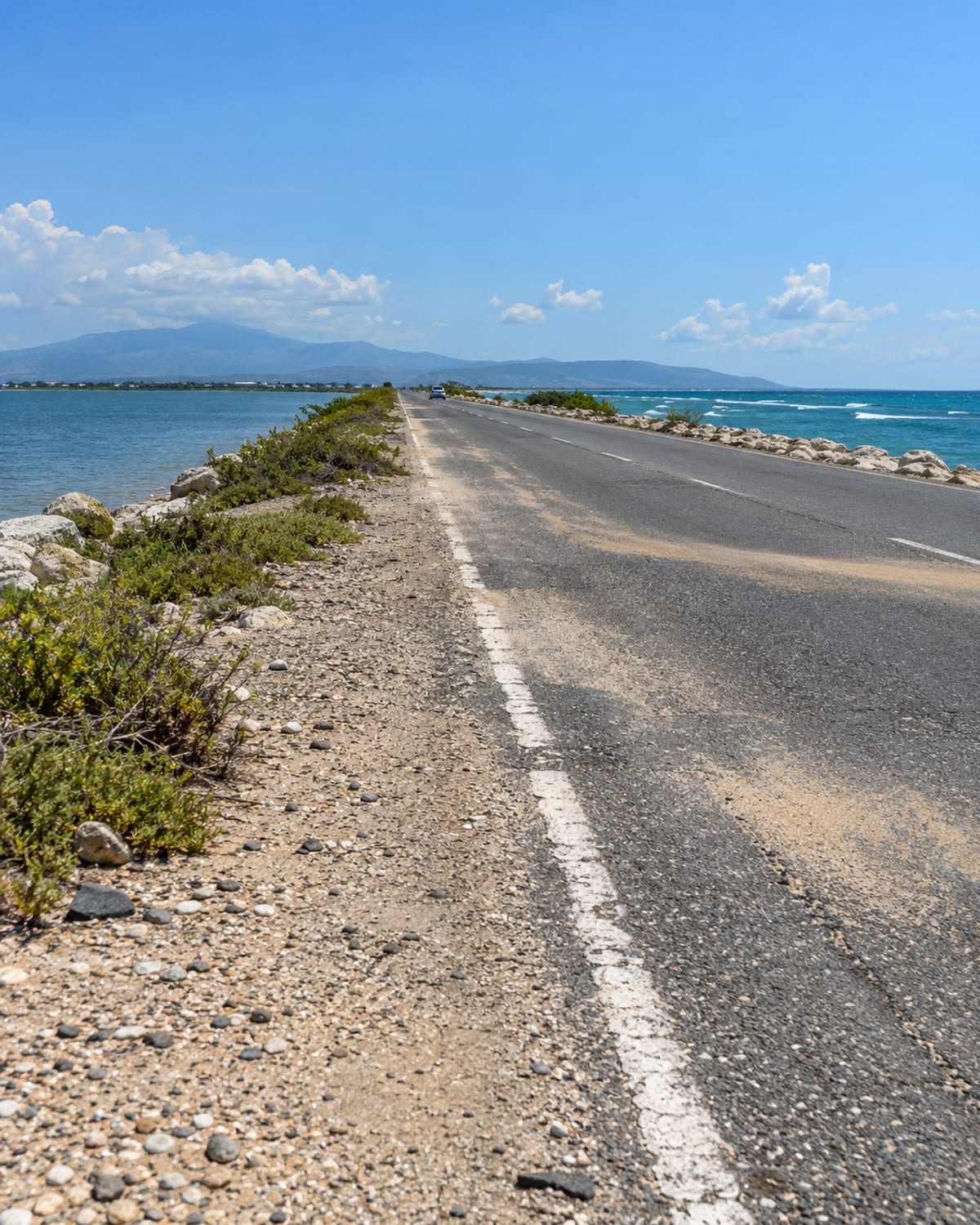 The Palisadoes road on a narrow strip between harbour and sea